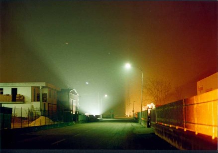 Un faro illumina una fabbrica