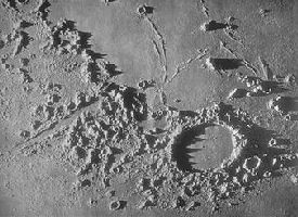 Il cratere Plato e la catena delle Alpi